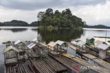 Rakit bambu ditambatkan di Situ Gede Kota Tasikmalaya, Jawa Barat, Kamis (18/8/2022). Pemerintah Provinsi Jawa Barat merealisasikan revitalisasi objek wisata Situ Gede dengan anggaran Rp8 miliar agar lebih menarik dan nyaman dikunjungi wisatawan. ANTARA FOTO/Adeng Bustomi/agr
