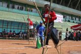 Sejumlah Aparatur Sipil Negara (ASN) mengikuti lomba permainan tradisional egrang estafet di Stadion Gajayana, Malang, Jawa Timur, Kamis (18/8/2022). Pemerintah setempat mengadakan berbagai lomba permainan tradisional sebagai upaya mempererat kekompakan serta kerukunan antar ASN. ANTARA Jatim/Ari Bowo Sucipto/zk 