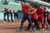 Sejumlah Aparatur Sipil Negara (ASN) mengikuti lomba permainan tradisional terompah panjang di Stadion Gajayana, Malang, Jawa Timur, Kamis (18/8/2022). Pemerintah setempat mengadakan berbagai lomba permainan tradisional sebagai upaya mempererat kekompakan serta kerukunan antar ASN. ANTARA Jatim/Ari Bowo Sucipto/zk