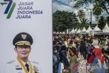 Warga mengantre pembagian kuliner saat acara Festival Kreativitas Kuliner Jawa Barat di Gedung Sate, Bandung, Jawa Barat, Jumat (19/8/2022). Sebanyak 77.777 porsi makanan khas 27 kabupaten/kota Se-Jawa Barat dibagikan secara gratis sebagai rangkaian kemeriahan peringatan HUT Ke-77 Jawa Barat yang bertema Jabar Juara Indonesia Juara. ANTARA FOTO/Novrian Arbi/agr