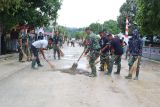 Satgas TMMD Kodim Talaud - masyarakat  gotong royong bersihkan jalan