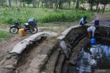Warga mengambil air di sumur yang mulai berkurang debit airnya di Desa Jatisari, Arjasa, Situbondo, Jawa Timur, Jumat (19/8/2022). Warga Desa Jatisari setiap tahunnya selalu menemui kesulitan mengakses air bersih untuk kebutuhan minum dan terpaksa mengambil air dengan jarak terdekat sekitar dua kilometer perjalanan. ANTARA Jatim/Seno/zk