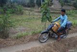 Seorang warga mengambil air bersih menggunakan motor di Desa Jatisari, Arjasa, Situbondo, Jawa Timur, Jumat (19/8/2022). Warga Desa Jatisari setiap tahunnya selalu menemui kesulitan mengakses air bersih untuk kebutuhan minum dan terpaksa mengambil air dengan jarak terdekat sekitar dua kilometer perjalanan. ANTARA Jatim/Seno/zk