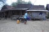 Seorang warga membawa air bersih di Desa Jatisari, Arjasa, Situbondo, Jawa Timur, Jumat (19/8/2022). Warga Desa Jatisari setiap tahunnya selalu menemui kesulitan mengakses air bersih untuk kebutuhan minum dan terpaksa mengambil air dengan jarak terdekat sekitar dua kilometer perjalanan. ANTARA Jatim/Seno/zk
