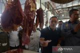 Menteri Perdagangan Zulkifli Hasan (kedua kanan) berbelanja daging sapi untuk dibagikan kepada pengunjung  di Pasar Al Mahirah, Banda Aceh, Aceh, Jumat (19/8/2022). Kunjungan kerja tersebut  untuk melihat dan memantau langsung harga dan ketersediaan berbagai jenis bahan pangan dalam pemenuhan kebutuhan masyarakat. ANTARA FOTO/Ampelsa.