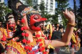 Penari mengikuti pawai budaya HUT ke-77 Jawa Barat di Jalan Diponegoro, Bandung, Jawa Barat, Jumat (19/8/2022). Pawai budaya yang diikuti oleh seniman, serta penari dari berbagai sanggar di Jawa Barat tersebut ditujukan untuk memeriahkan Peringatan HUT ke-77 Jawa Barat yang bertemakan 
