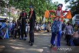 Seniman mengikuti pawai budaya HUT Jawa Barat ke-77 di Jalan Diponegoro, Bandung, Jawa Barat, Jumat (19/8/2022). Pawai budaya yang diikuti oleh seniman, serta penari dari berbagai sanggar di Jawa Barat tersebut ditujukan untuk memeriahkan Peringatan HUT ke-77 Jawa Barat yang bertemakan 