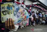 Warga menunjukkan pecahan uang rupiah kertas terbaru saat penukaran di Gedung Sate, Bandung, Jawa Barat, Jumat (19/8/2022). Warga antusias menukarkan uang rupiah kertas tahun emisi 2022 yang dikeluarkan Bank Indonesia (BI) yang terdiri atas pecahan Rp100.000, Rp50.000, Rp20.000, Rp10.000, Rp5.000, Rp2000, dan Rp1000. ANTARA FOTO/Novrian Arbi/agr