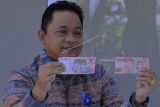 Kepala Bank Indonesia (BI) Perwakilan wilayah NTT I Nyoman Ariawan Atmaja menunjukkan uang kertas baru pecahan Rp100 ribu (kiri) dan pecahan Rp100 ribu lama saat peluncurannya di Kota Kupang, NTT, Kamis (18/8/2022). BI meluncurkan tujuh pecahan Uang Rupiah Kertas Tahun Emisi 2022, dengan nominal Uang TE 2022 pecahan Rp1.000, Rp2.000, Rp5.000, Rp10.000, Rp20.000, Rp50.000, dan Rp100.000. ANTARA FOTO/Kornelis Kaha/rwa.