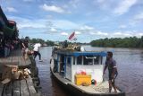 Beberapa pedagang minuman dan makanan berebutan naik ke kapal yang membawa penumpang dan barang dari pedalaman Kalimantan menyusuri Sungai Kapuas saat kapal singgah di Kubu. Foto Antara/Evy R. Syamsir