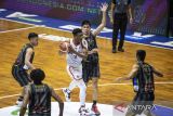 Sejumlah pebasket West Bandits Combiphar Solo berusaha menghadang laju pebasket Pelita Jaya Bakrie Jakarta Decardo R Wanya Day (tengah) saat pertandingan Semifinal IBL Tokopedia 2022 di Gor C-Tra Arena, Bandung, Jawa Barat, Sabtu (20/8/2022). Pelita Jaya Bakrie Jakarta berhasil mengalahkan West Bandits Combiphar Solo dengan skor 80-71. ANTARA FOTO/M Agung Rajasa/agr