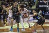 Dua pebasket West Bandits Combiphar Solo Pringgo Regowo (kiri) dan Widyanta Putra Teja (kanan) berusaha menghadang laju pebasket Pelita Jaya Bakrie Jakarta Decardo R Wanya Day (tengah) saat pertandingan Semifinal IBL Tokopedia 2022 di Gor C-Tra Arena, Bandung, Jawa Barat, Sabtu (20/8/2022). Pelita Jaya Bakrie Jakarta berhasil mengalahkan West Bandits Combiphar Solo dengan skor 80-71. ANTARA FOTO/M Agung Rajasa/agr