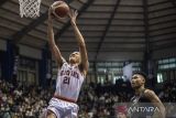 Pebasket Pelita Jaya Bakrie Jakarta Hendrick Xavi Yonga (kiri) melakukan lay up shoot dibayangi pebasket West Bandits Combiphar Solo Widyanta Putra Teja (kanan) saat pertandingan Semifinal IBL Tokopedia 2022 di Gor C-Tra Arena, Bandung, Jawa Barat, Sabtu (20/8/2022). Pelita Jaya Bakrie Jakarta berhasil mengalahkan West Bandits Combiphar Solo dengan skor 80-71. ANTARA FOTO/M Agung Rajasa/agr