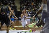 Sejumlah pebasket West Bandits Combiphar Solo berusaha menghadang laju pebasket Pelita Jaya Bakrie Jakarta Andakara Prastawa Dhyaksa (tengah) saat pertandingan Semifinal IBL Tokopedia 2022 di Gor C-Tra Arena, Bandung, Jawa Barat, Sabtu (20/8/2022). Pelita Jaya Bakrie Jakarta berhasil mengalahkan West Bandits Combiphar Solo dengan skor 80-71. ANTARA FOTO/M Agung Rajasa/agr