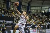  Pebasket Pelita Jaya Bakrie Jakarta Andakara Prastawa Dhyaksa melakukan lay up shoot saat pertandingan Semifinal IBL Tokopedia 2022 di Gor C-Tra Arena, Bandung, Jawa Barat, Sabtu (20/8/2022). Pelita Jaya Bakrie Jakarta berhasil mengalahkan West Bandits Combiphar Solo dengan skor 80-71. ANTARA FOTO/M Agung Rajasa/agr