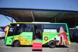 Penumpang menaiki armada bus TransJatim koridor Sidoarjo-Surabaya-Gresik saat peluncuran perdana bus di Terminal Porong, Sidoarjo, Jawa Timur, Jumat (19/8/2022). Pemerintah Provinsi Jawa Timur  mengoperasikan secara perdana sebanyak 22 unit bus TransJatim untuk koridor Sidoarjo, Surabaya, Gresik, dengan tarif normal Rp5000 untuk umum dan tarif  Rp2.500 untuk pelajar. ANTARA Jatim/Umarul Faruq/zk