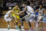 Sejumlah pebasket Satria Muda Pertamina Jakarta berusaha menghadang laju pebasket Prawira Bandung Abraham Damar Grahita (kedua kiri) saat pertandingan Semifinal IBL Tokopedia 2022 di Gor C-Tra Arena, Bandung, Jawa Barat, Sabtu (20/8/2022). Satria Muda Pertamina Jakarta berhasil mengalahkan Prawira Bandung dengan skor 85-77. ANTARA FOTO/M Agung Rajasa/agr