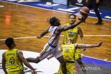 Pebasket Satria Muda Pertamina Jakarta Brachon Lanalt Griffin (tengah) melakukan lay up shoot dibayangi sejumlah pebasket Prawira Bandung saat pertandingan Semifinal IBL Tokopedia 2022 di Gor C-Tra Arena, Bandung, Jawa Barat, Sabtu (20/8/2022). Satria Muda Pertamina Jakarta berhasil mengalahkan Prawira Bandung dengan skor 85-77. ANTARA FOTO/M Agung Rajasa/agr