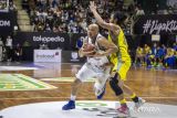 Pebasket Prawira Bandung Reza Fahdani Guntara (kanan) berusaha menghadang laju pebasket Satria Muda Pertamina Jakarta Arki Dikania Wisnu (kiri) saat pertandingan Semifinal IBL Tokopedia 2022 di Gor C-Tra Arena, Bandung, Jawa Barat, Sabtu (20/8/2022). Satria Muda Pertamina Jakarta berhasil mengalahkan Prawira Bandung dengan skor 85-77. ANTARA FOTO/M Agung Rajasa/agr