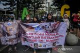 Anggota komunitas Animals Hope Shelter dan Cat Lovers In The World melakukan aksi damai di Cikapayang, Bandung, Jawa Barat, Minggu (21/8/2022). Dalam aksinya mereka menuntut agar oknum TNI yang melakukan pembantaian kucing di Sesko TNI Bandung dihukum seberat-beratnya serta menolak kekerasan pada hewan. ANTARA FOTO/Raisan Al Farisi/agr
