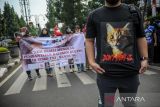 Anggota komunitas Animals Hope Shelter dan Cat Lovers In The World melakukan aksi damai di Cikapayang, Bandung, Jawa Barat, Minggu (21/8/2022). Dalam aksinya mereka menuntut agar oknum TNI yang melakukan pembantaian kucing di Sesko TNI Bandung dihukum seberat-beratnya serta menolak kekerasan pada hewan. ANTARA FOTO/Raisan Al Farisi/agr
