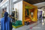 Peserta melakukan penataan stand pelaminan penganten Aceh pada kegiatan Aceh Wedding Expo 2022 di salah satu hotel berbintang di Banda Aceh, Minggu (21/8/2022). Aceh Wedding Expo 2022 yang  berlangsung hingga tanggal 23 Agustus 2022 itu untuk meningkatkan ekonomi kreatif pelaku usaha di bidang pelaminan penganten dan produk UMKM fashion syariah dengan tetap mempertahan dan melestarikan kearifan budaya lokal. ANTARA FOTO/Ampelsa.