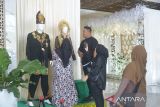 Peserta melakukan penataan stand pelaminan penganten Aceh pada kegiatan Aceh Wedding Expo 2022 di salah satu hotel berbintang di Banda Aceh, Minggu (21/8/2022). Aceh Wedding Expo 2022 yang  berlangsung hingga tanggal 23 Agustus 2022 itu untuk meningkatkan ekonomi kreatif pelaku usaha di bidang pelaminan penganten dan produk UMKM fashion syariah dengan tetap mempertahan dan melestarikan kearifan budaya lokal. ANTARA FOTO/Ampelsa.