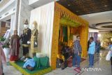 Peserta melakukan penataan stand pelaminan penganten Aceh pada kegiatan Aceh Wedding Expo 2022 di salah satu hotel berbintang di Banda Aceh, Minggu (21/8/2022). Aceh Wedding Expo 2022 yang  berlangsung hingga tanggal 23 Agustus 2022 itu untuk meningkatkan ekonomi kreatif pelaku usaha di bidang pelaminan penganten dan produk UMKM fashion syariah dengan tetap mempertahan dan melestarikan kearifan budaya lokal. ANTARA FOTO/Ampelsa.