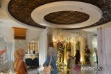 Peserta melakukan penataan stand pelaminan penganten Aceh pada kegiatan Aceh Wedding Expo 2022 di salah satu hotel berbintang di Banda Aceh, Minggu (21/8/2022). Aceh Wedding Expo 2022 yang  berlangsung hingga tanggal 23 Agustus 2022 itu untuk meningkatkan ekonomi kreatif pelaku usaha di bidang pelaminan penganten dan produk UMKM fashion syariah dengan tetap mempertahan dan melestarikan kearifan budaya lokal. ANTARA FOTO/Ampelsa.