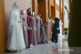 Pengnjung menyaksikan busana penganten dan fashion lainnya pada Aceh Wedding Expo 2022 di salah satu hotel berbintang di Banda Aceh, Minggu (21/8/2022). Aceh Wedding Expo 2022 yang  berlangsung hingga tanggal 23 Agustus 2022 itu untuk meningkatkan ekonomi kreatif pelaku usaha di bidang pelaminan penganten dan produk UMKM fashion syariah dengan tetap mempertahan dan melestarikan kearifan budaya lokal. ANTARA FOTO/Ampelsa.