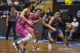 Dua pebasket West Bandits Combiphar Solo berusaha menghadang laju pebasket Pelita Jaya Bakrie Jakarta Andakara Prastawa Dhyaksa (kanan) saat pertandingan Semifinal IBL Tokopedia 2022 di Gor C-Tra Arena, Bandung, Jawa Barat, Minggu (21/8/2022). Pelita Jaya Bakrie Jakarta berhasil melaju ke final usai mengalahkan West Bandits Combiphar Solo dengan skor 86-71. ANTARA FOTO/M Agung Rajasa/agr