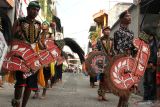 Seniman dari enam paguyuban membawakan tari Jaranan dalam sebuah pagelaran bertajuk Tari Kolosal Jaranan di Bandulan, Malang, Jawa Timur, Minggu (21/8/2022). Pagelaran dalam rangka memperingati HUT Kemerdekaan Republik Indonesia Ke-77 tersebut merupakan penampilan bersama untuk pertama kali dari enam puluh seniman jaranan setelah dua tahun lamanya vakum akibat pandemi COVID-19. ANTARA Jatim/Ari Bowo Suciptozk