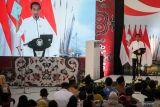 Presiden Joko Widodo mengangkat sertifikat tanah warga saat penyerahan sertipikat tanah untuk rakyat Jawa Timur di Gelora Delta Sidoarjo, Jawa Timur, Senin (22/8/2022). Presiden menyerahkan sebanyak 3000 sertipikat tanah di Jatim sebagai upaya memberikan hak hukum bukti kepemilikan tanah kepada masyarakat penerima sertipikat di tiga wilayah, yakni Sidoarjo, Gresik, dan Malang. ANTARA Jatim/Umarul Faruq/zk