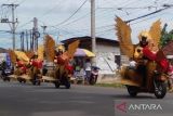 Peserta kendaraan hias saat  mengikuti karnaval Kendaraan Hias Pembangunan Provinsi Kepulauan Bangka Belitung, dalam rangka memperingati Hari Ulang Tahun (HUT) ke-77 Kemerdekaan Republik Indonesia di Kota Pangkalpinang, Senin (22/8). 