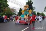 Ratusan peserta yang terdiri dari beragam instansi kesehatan, pendidikan hingga umum di lingkungan Pemerintah Provinsi Bangka Belitung dan Pemerintah Kota Pangkalpinang saat mengikuti Pawai Lomba Karnaval Jalan Kaki dalam rangka meriahkan HUT RI Ke-77 di Kota Pangkalpinang, Minggu (21/8)