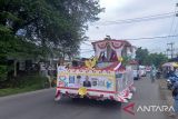 Peserta kendaraan hias saat  mengikuti karnaval Kendaraan Hias Pembangunan Provinsi Kepulauan Bangka Belitung, dalam rangka memperingati Hari Ulang Tahun (HUT) ke-77 Kemerdekaan Republik Indonesia di Kota Pangkalpinang, Senin (22/8). 