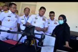 Kepala Staf Angkatan Laut (Kasal) Laksamana TNI Yudo Margono (tengah) didampingi Komandan Pusat Hidro-Oseanografi Angkatan Laut (Pushidrosal) Laksamana Madya TNI Nurhidayat (kedua kiri), Asisten Operasi Kasal Laksamana Muda TNI Dadi Hartanto (kiri) dan Panglima Komando Armada II Laksamana Muda TNI T.S.N.B. Hutabarat (kedua kanan) meninjau stan pameran saat pertemuan North Indian Ocean Hydrographic Commission (NIOHC) ke-21 di Nusa Dua, Badung, Bali, Selasa (23/8/2022). Pertemuan Komisi Hidrografi Samudera Hindia Utara itu diikuti oleh 16 negara anggota NIOHC untuk membahas sejumlah hal seperti perkembangan yang telah dicapai oleh lembaga hidrografi masing-masing negara. ANTARA FOTO/Fikri Yusuf/nym.