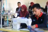 Peserta mengikuti pelatihan menjahit di Kantor Dinas Tenaga Kerja Indramayu, Jawa Barat, Selasa (23/8/2022). Pelatihan Berbasis Kompetensi yang diselenggarakan oleh Balai Latihan Kerja (BLK) Disnaker Indramayu itu diharapkan dapat mengembangkan keterampilan para peserta dan mendorong minat untuk dapat berwirausaha secara mandiri. ANTARA FOTO/Dedhez Anggara/agr