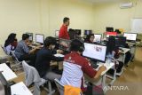 Peserta mengikuti pelatihan editing video di Kantor Dinas Tenaga Kerja Indramayu, Jawa Barat, Selasa (23/8/2022). Pelatihan Berbasis Kompetensi yang diselenggarakan oleh Balai Latihan Kerja (BLK) Disnaker Indramayu itu diharapkan dapat mengembangkan keterampilan para peserta dan mendorong minat untuk dapat berwirausaha secara mandiri. ANTARA FOTO/Dedhez Anggara/agr