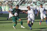 Pesepak bola Persebaya Silvio Rodrigues Pereira Junior (kiri) berusaha melewati pesepak bola PSIS Alfeandra Dewangga Santosa (kanan) saat pertandingan Liga 1 di Stadion Gelora Bung Tomo, Surabaya, Jawa Timur, Selasa (23/8/2022). Persebaya menang atas PSIS dengan skor akhir 1-0. Antara Jatim/Moch Asim/zk.