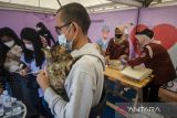 Petugas melakukan vaksinasi rabies gratis bagi kucing di Bandung, Jawa Barat, Selasa (23/8/2022). Sedikitnya 200 dosis vaksin rabies disuntikkan untuk kucing peliharaan dan kucing jalanan dalam mencegah penyakit khususnya rabies sekaligus guna mewujudkan 