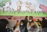 Warga mendaftar untuk vaksinasi rabies gratis bagi kucing peliharaannya di Bandung, Jawa Barat, Selasa (23/8/2022). Sedikitnya 200 dosis vaksin rabies disuntikkan untuk kucing peliharaan dan kucing jalanan dalam mencegah penyakit khususnya rabies sekaligus guna mewujudkan 