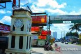 Lama tak terurus, masyarakat dan wartawan rehab Jam Gadang tapal batas Bukittinggi Agam