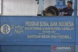 Pekerja mengoperasikan mesin mini feedmill pengolahan pakan ayam saat peresmian gudang pabrik pakan ayam mini feedmill di Desa Muktisari, Kecamatan Cipaku, Kabupaten Ciamis, Jawa Barat, Rabu (24/8/2022). Kantor Perwakilan Bank Indonesia Tasikmalaya kolaborasi dengan Pemerintah Kabupaten Ciamis dan Koperasi Paguyuban Peternak Ayam Petelur Ciamis (P2APC) menyalurkan bantuan berupa gudang dan peralatan pengolahan pakan mini feedmill untuk menekan biaya produksi pakan ternak ayam. ANTARA FOTO/Adeng Bustomi/agr