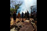 Panen kopi di ladang, dua rumah petani di Sajang ludes terbakar