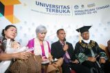 Ayah dari almarhum Brigadir Nopriyansyah Yosua Hutabarat atau Brigadir J, Samuel Hutabarat (kedua kanan) didampingi istri Rosti Simajuntak (kiri), Rektor Universitas Terbuka Ojat Darojat (kanan) dan kerabat Irma Hutabarat (kedua kiri) memberikan keterangan pers usai acara prosesi wisuda di Kampus Universita Terbuka Pondok Cabe, Tangerang Selatan, Banten, Selasa (23/8/2022). Almarhum Brigadir Yosua diwisuda bersama 2499 mahasiswa lainnya sebagai Sarjana Ilmu Hukum oleh Universitas Terbuka. ANTARA FOTO/Muhammad Iqbal/rwa.