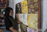  Fitria Ainul Latifah, menunjukkan kain batik dengan teknik ecoprint di Dusun Sumberjo, Kecamatan Wonosalam, Kabupaten Jombang,  Rabu (24/8/2022). Batik ecoprint yang keseluruhan prosesnya menggunakan bahan alami dan pewarna asli daun itu dijual mulai Rp135 ribu hingga Rp150 ribu per lembar kain ukuran 2x1 meter. ANTARA Jatim/Syaiful Arif/zk