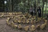 Anggota Lembaga penelitian independen, Tokoh adat budaya Sunda Jawa Barat, TNI dan Polri mengamati batu dengan posisi melingkar atau Circle Stone di Desa Jahiang, Kecamatan Salawu, Kabupaten Tasikmalaya, Jawa Barat, Kamis (25/8/2022). Sebanyak 36 batu dengan formasi melingkar ditemukan oleh tim ekspedisi Galunggung Sakti Nusantara Kencana (GASANTANA) dengan Soekapoera Ngadaun Ngora dan diyakini batu tersebut merupakan peninggalan leluhur Sunda, bahkan batu tersebut dinilai bisa membantu memperkuat frekuensi sinyal alat komunikasi. ANTARA FOTO/Adeng Bustomi/nym.