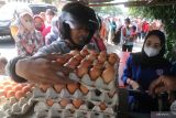 Warga antre membeli telur ayam murah saat operasi pasar di Kota Kediri, Jawa Timur, Jumat (26/8/2022). Operasi pasar yang diselenggarakan Tim Pengendali Inflasi daerah tersebut menyediakan sebanyak 1,2 ton telur ayam seharga Rp25.000 ribu per kilogram dan 4,5 ton beras seharga Rp 41.500 per kemasan 5 kilogram guna mengendalikan inflasi pada level wajar. ANTARA Jatim/Prasetia Fauzani/zk