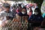 Warga antre membeli telur ayam murah saat operasi pasar di Kota Kediri, Jawa Timur, Jumat (26/8/2022). Operasi pasar yang diselenggarakan Tim Pengendali Inflasi daerah tersebut menyediakan sebanyak 1,2 ton telur ayam seharga Rp25.000 ribu per kilogram dan 4,5 ton beras seharga Rp 41.500 per kemasan 5 kilogram guna mengendalikan inflasi pada level wajar. ANTARA Jatim/Prasetia Fauzani/zk